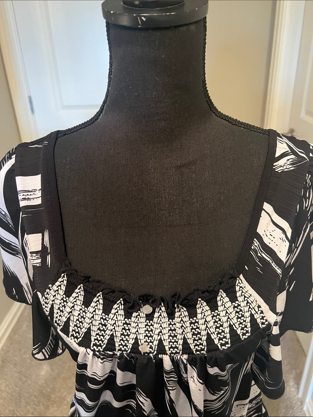 Black & White Smocked Square-Neck Women's Blouse Size Medium - Picture 4 of 9
